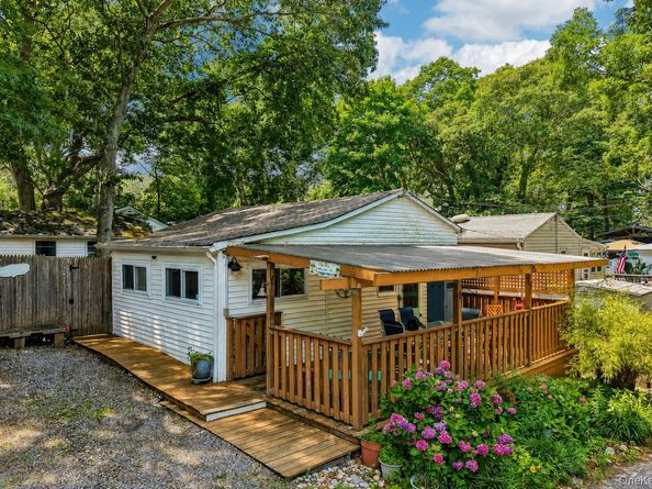15 Whalers Path, Baiting Hollow NY 11933