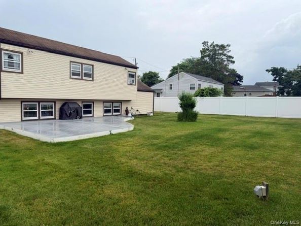 452 N Monroe Avenue, Lindenhurst NY 11757