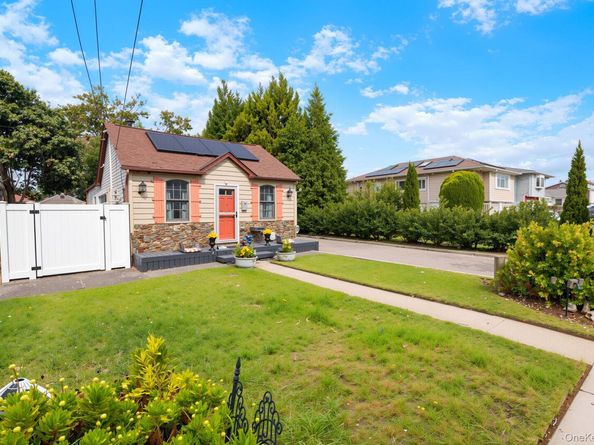23 Dewey Place, Lindenhurst NY 11757