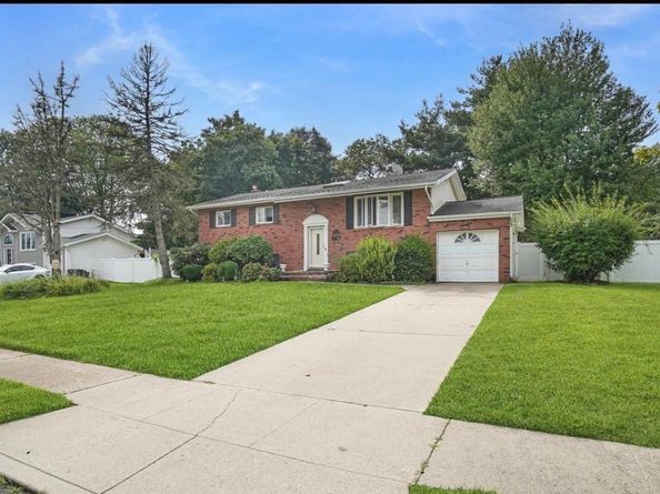 12 Bennington Place, Wheatley Heights NY 11798