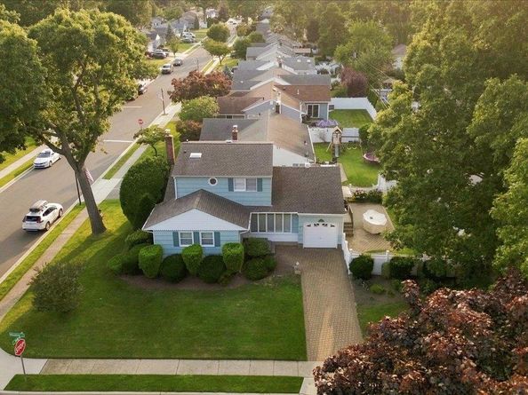 1426 MEADOW Lane, Seaford NY 11783