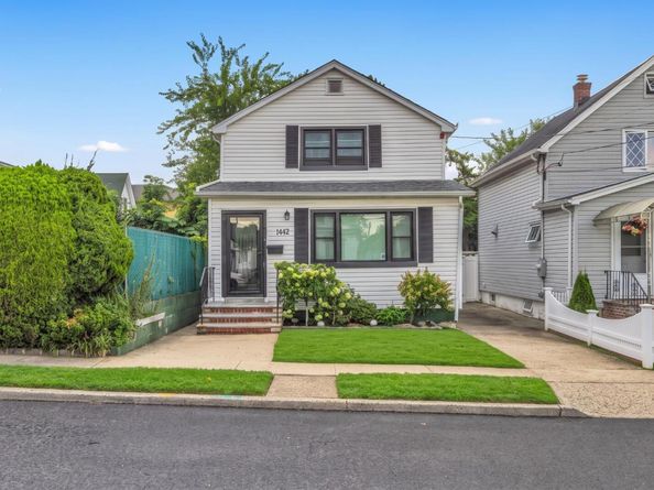 1442 Woolworth Street, Elmont NY 11003