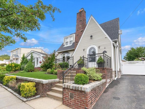 21 Hampton Avenue, Albertson NY 11507