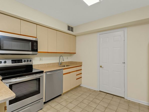 351 Pemberwick Road APT 111, Greenwich CT 06831