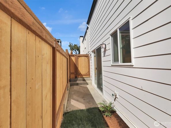 8040 19th Avenue NW, Seattle WA 98117