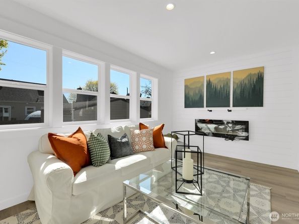 8040 19th Avenue NW, Seattle WA 98117