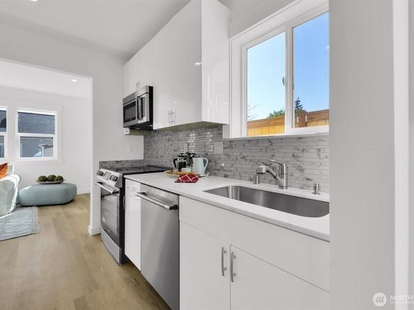 8040 19th Avenue NW, Seattle WA 98117