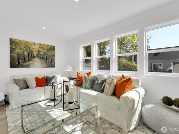 8040 19th Avenue NW, Seattle WA 98117