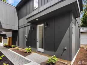 10304 NE 113th Place B, Kirkland WA 98033