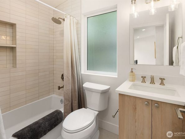 10304 NE 113th Place B, Kirkland WA 98033