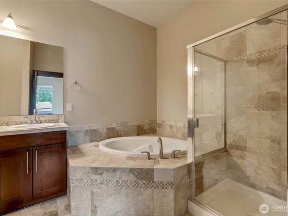 4020 NE 3rd Place B, Renton WA 98056