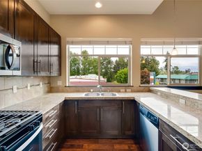 4020 NE 3rd Place B, Renton WA 98056