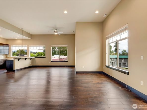 4020 NE 3rd Place B, Renton WA 98056