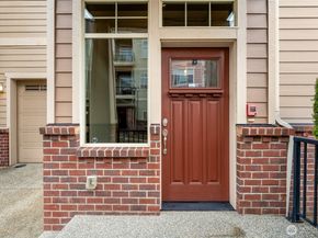 4020 NE 3rd Place B, Renton WA 98056
