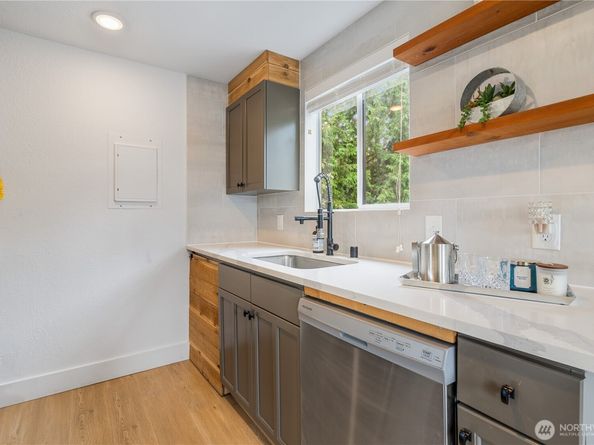 10320 SE 6th Street B6, Bellevue WA 98004