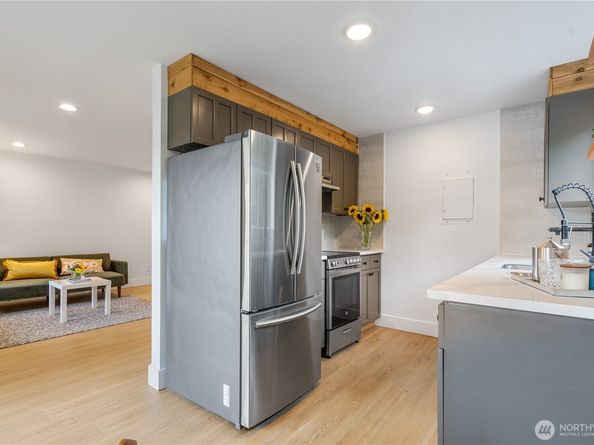 10320 SE 6th Street B6, Bellevue WA 98004