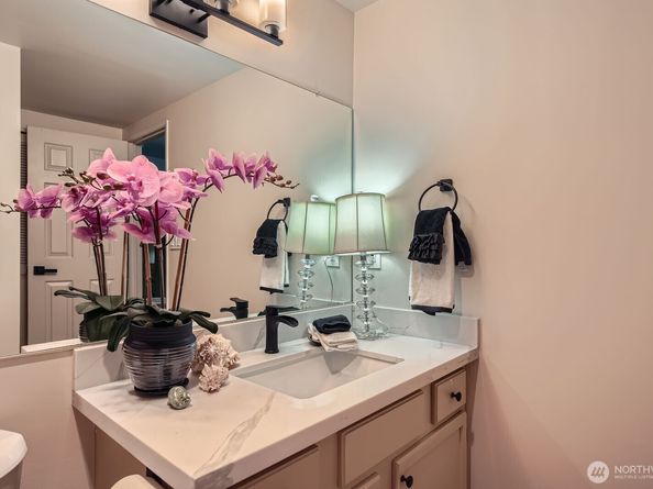 7930 SE 34th Street 209, Mercer Island WA 98040