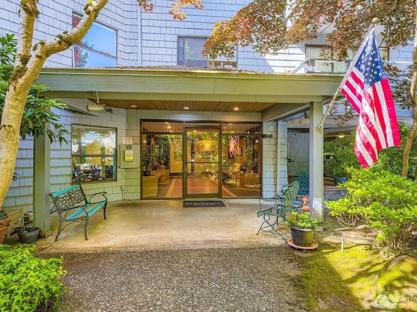 7930 SE 34th Street 209, Mercer Island WA 98040