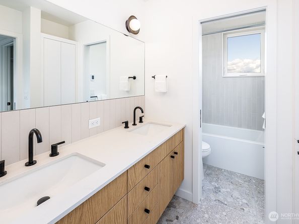 311 NE 59th Street, Seattle WA 98105