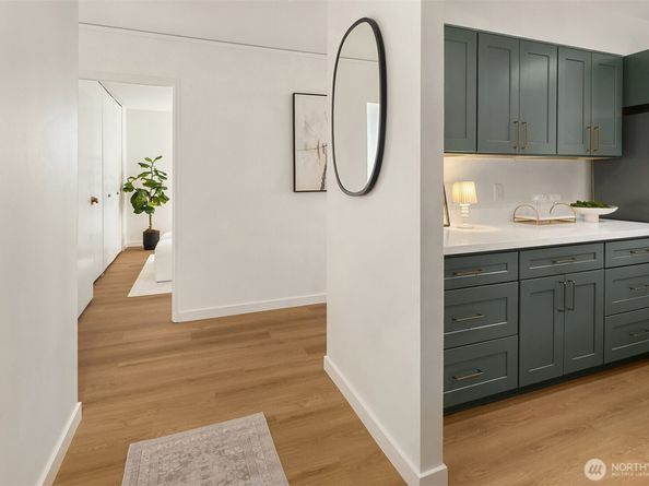 4540 8th Avenue NE 1002, Seattle WA 98105