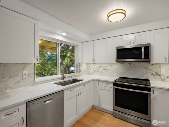 4231 NE 5th Street B203, Renton WA 98059