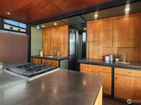 1301 N Northlake Way, Seattle WA 98103