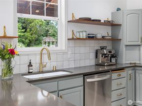 9762 NE Pine Street, Bainbridge Island WA 98110