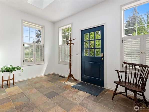 9762 NE Pine Street, Bainbridge Island WA 98110