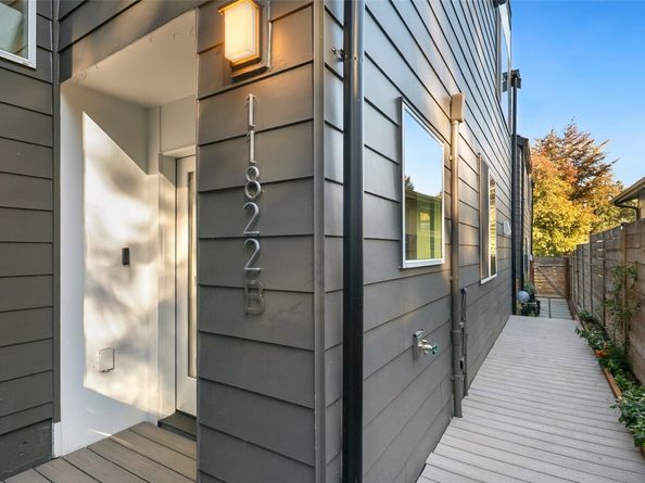 11822 31st Place NE B, Seattle WA 98125
