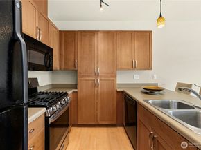 1880 25th Avenue NE 413, Issaquah WA 98029