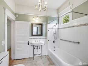 6238 Woodlawn Avenue N, Seattle WA 98103