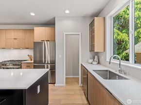 4460 Midvale Avenue N, Seattle WA 98103