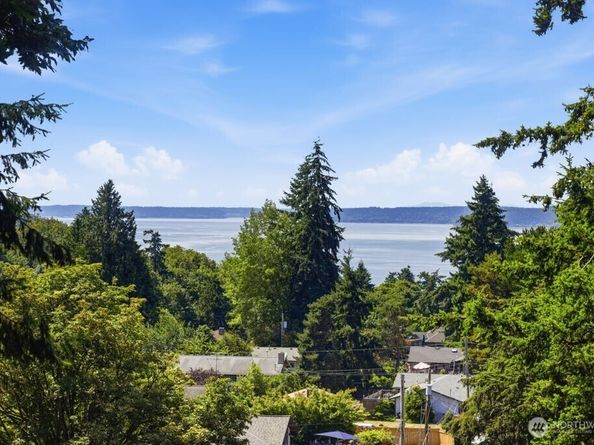 28611 16th Avenue S, Federal Way WA 98003