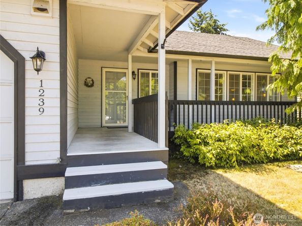 1239 S 236th Place, Des Moines WA 98198