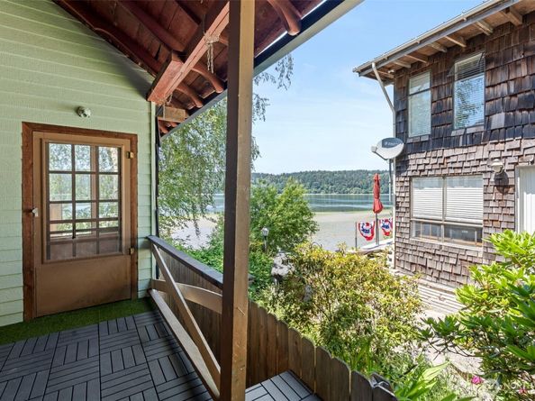 28243 Manzanita Beach Road SW, Vashon WA 98070
