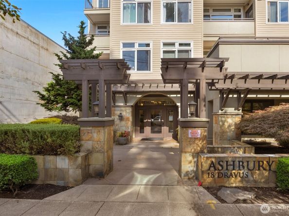 18 Dravus Street 210, Seattle WA 98109