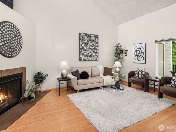19853 25th Avenue NE 312, Shoreline WA 98155