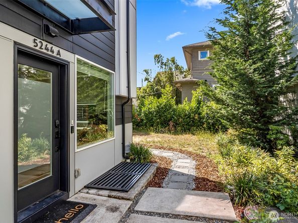 5244 Brooklyn Avenue NE A, Seattle WA 98105