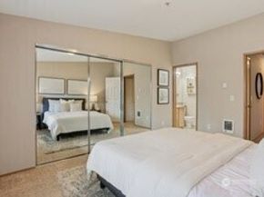 12323 NE 97th Street Q, Kirkland WA 98033