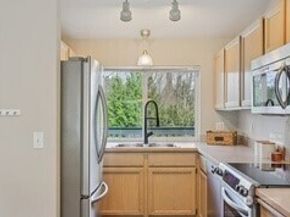 12323 NE 97th Street Q, Kirkland WA 98033