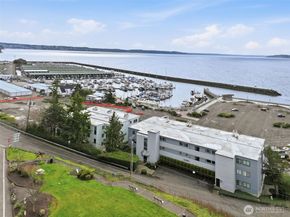 22211 Cliff Avenue S 104, Des Moines WA 98198