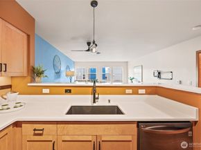 827 Hiawatha Place S 515, Seattle WA 98144