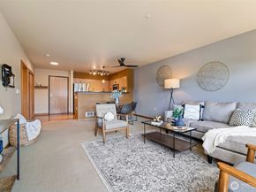 827 Hiawatha Place S 515, Seattle WA 98144