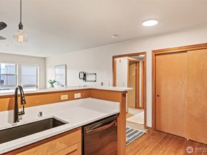 827 Hiawatha Place S 515, Seattle WA 98144
