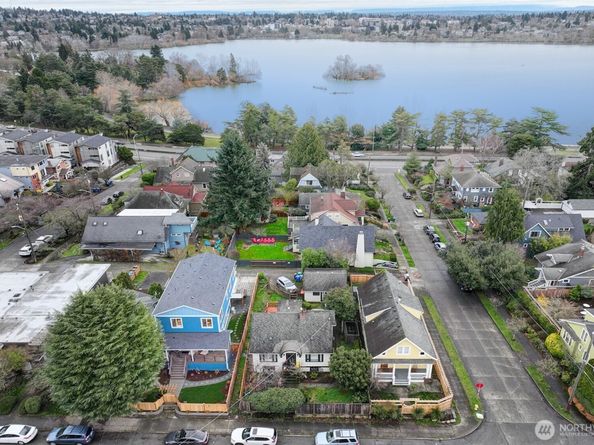 7008 Linden Avenue N, Seattle WA 98103