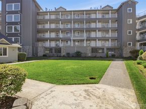 1318 37th Street 2420, Everett WA 98201