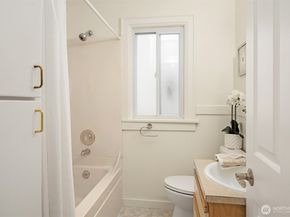 5019 5th Avenue NE, Seattle WA 98105