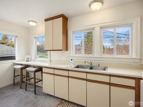 5019 5th Avenue NE, Seattle WA 98105