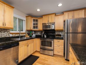 10045 NE 138th Place E5, Kirkland WA 98034