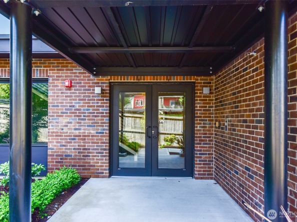 15558 NE 15th Place 301, Bellevue WA 98007